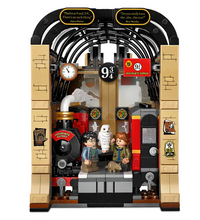 Load image into Gallery viewer, Book Nook: Hogwarts™ Express - LEGO® Harry Potter™