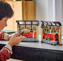 Load image into Gallery viewer, Book Nook: Hogwarts™ Express - LEGO® Harry Potter™