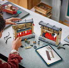Load image into Gallery viewer, Book Nook: Hogwarts™ Express - LEGO® Harry Potter™