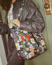 Load image into Gallery viewer, Herschel Retreat™ Tote - Garden Floral
